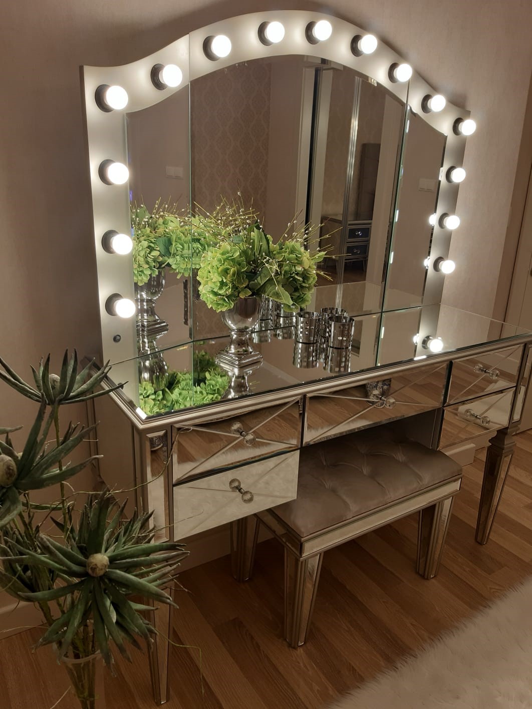 Büyük Supra Makyaj Masası Dalgalı Işıklı Ayna