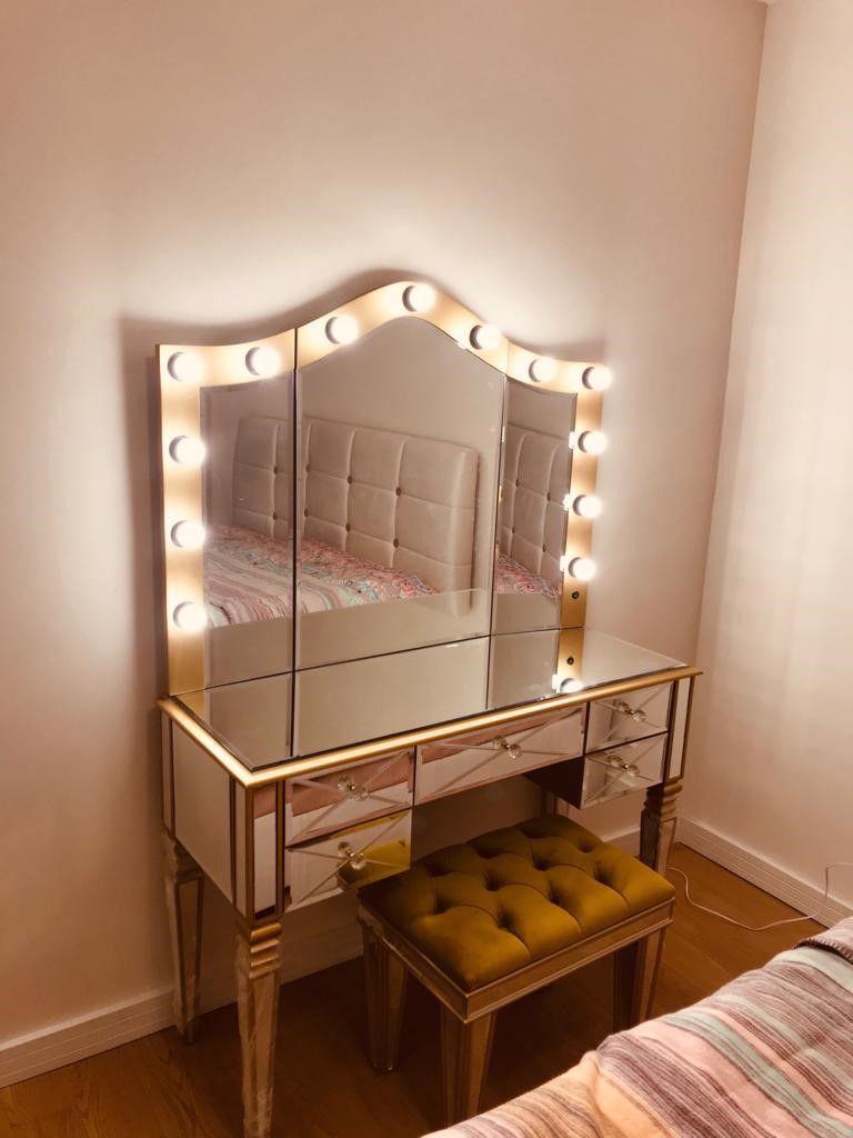 Küçük Supra Makyaj Masası Dalgalı Işıklı Ayna