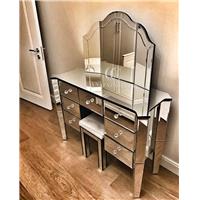 Kanatlı Ayna ve Çekmeceli Makyaj Masası